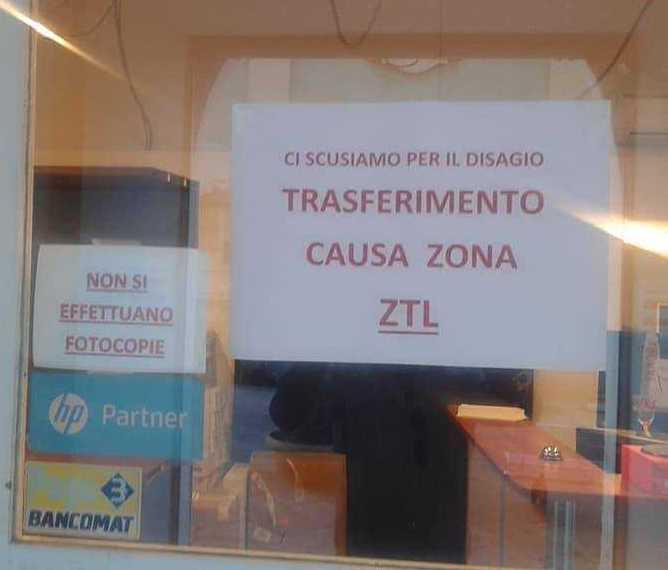 Negozio annuncia il trasloco causa Ztl