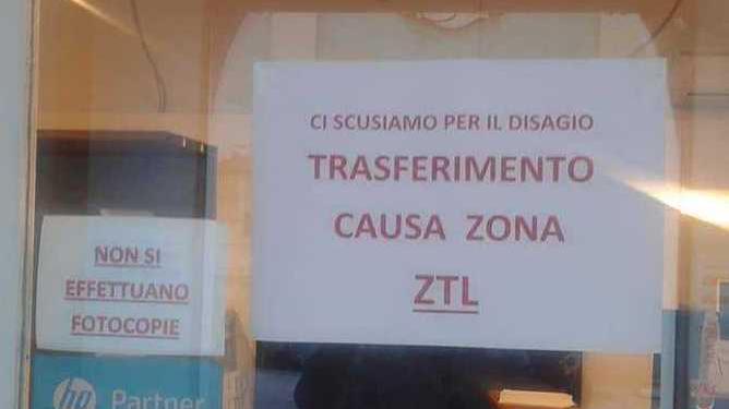 Negozio annuncia il trasloco causa Ztl