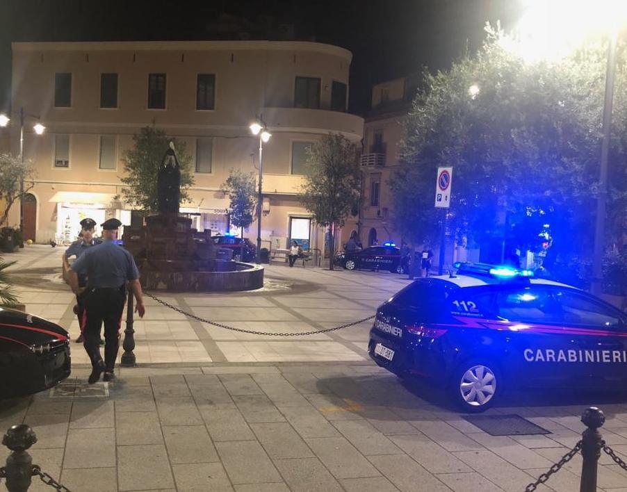 Il centro “sorvegliato speciale” carabinieri presidiano la piazza 