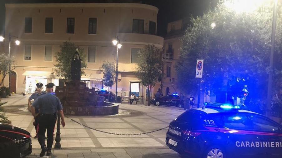 Il centro “sorvegliato speciale” carabinieri presidiano la piazza