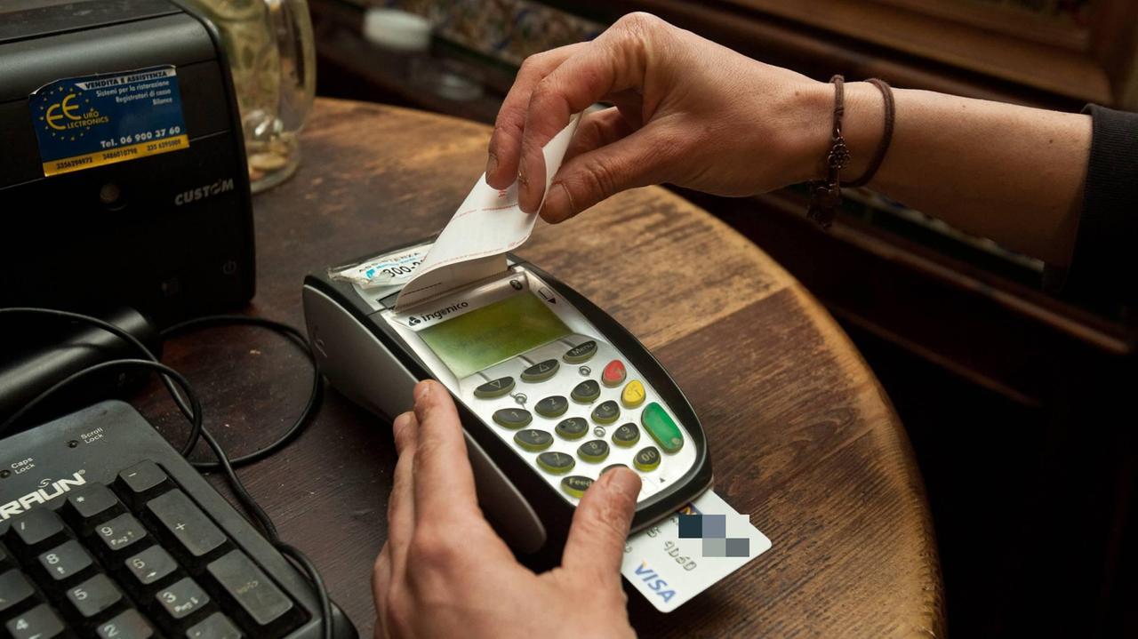 Castelnovo Monti, rubava i soldi dal bancomat della fidanzata per pagare gli alimenti all'ex moglie: denunciato