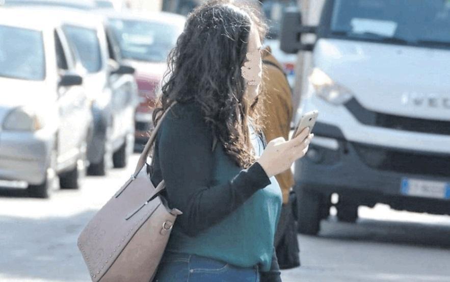 «Smartphone zombie», a Sassari arrivano le prime multe 