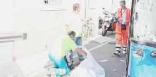 A fianco, la vittima Enrico Raffaelli. Più a destra, i volontari della Misericordia non possono fare altro che constatare la morte del meccanico e l’investitore, Giampaolo Poletto