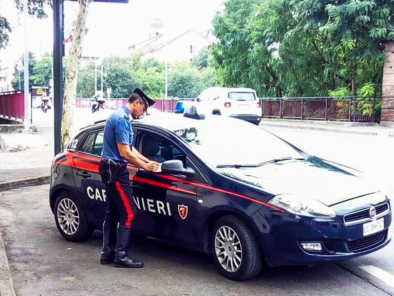 Evade dai domiciliari per offendere: arrestato 