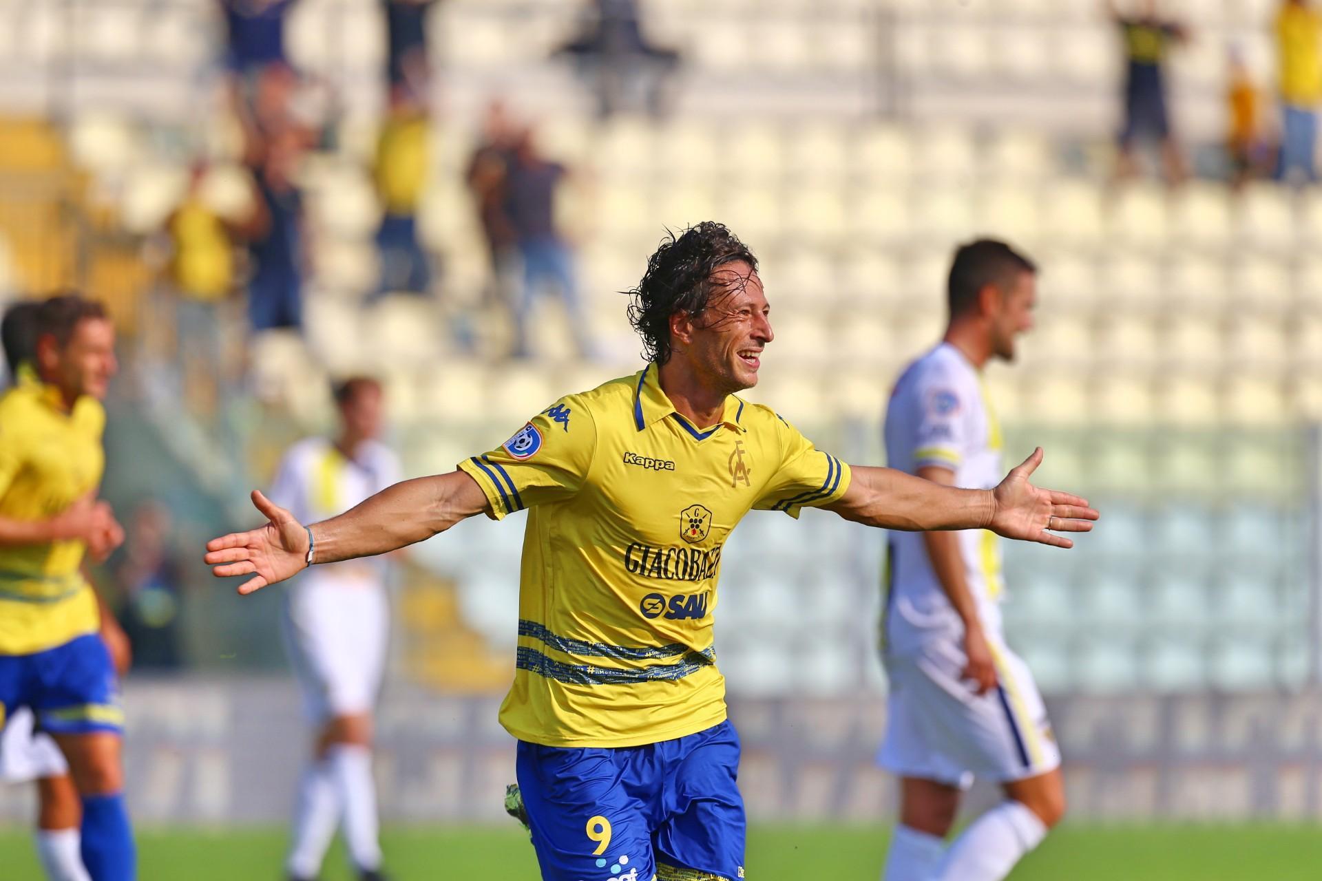 Carlo Ferrario esulta dopo il gol vittoria