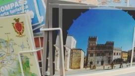 <strong>IMMAGINI.</strong> Il palazzo della Provincia ripreso dai portici di piazza Dante spicca tra le cartoline in mostra su un espositore in città