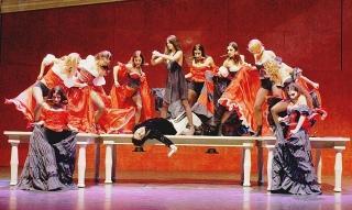 Sopra, due immagini della Tosca firmata da Lucio Dalla