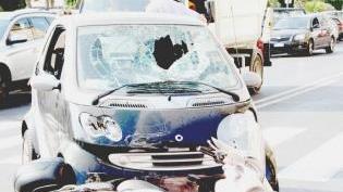 Lo scooter e la Smart dopo l’incidente