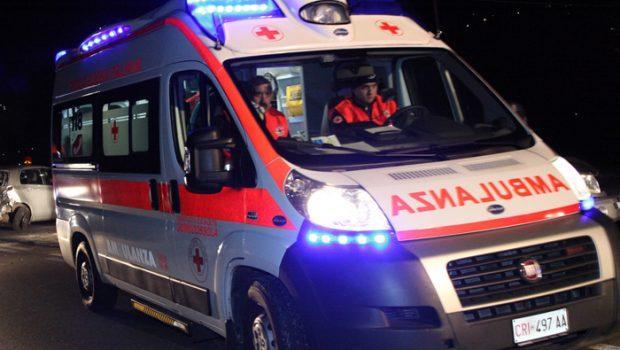 Si scontra con un'auto, motociclista gravissimo in ospedale
