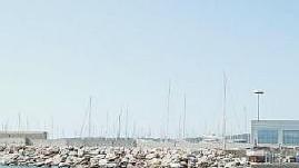 Sulla destra uno scorcio del lungomare di Portovecchio Qui è partito il primo allarme per l’arrivo della schiuma A fianco la spiaggia davanti ai bagni Trieste a Rosignano