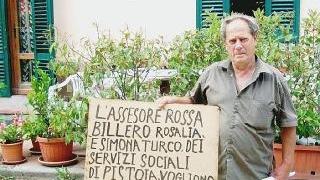Vito Farina mostra il cartello di protesta