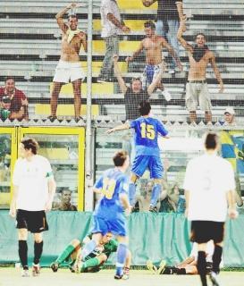 Mister Mango e, sopra Ferretti esulta dopo il gol