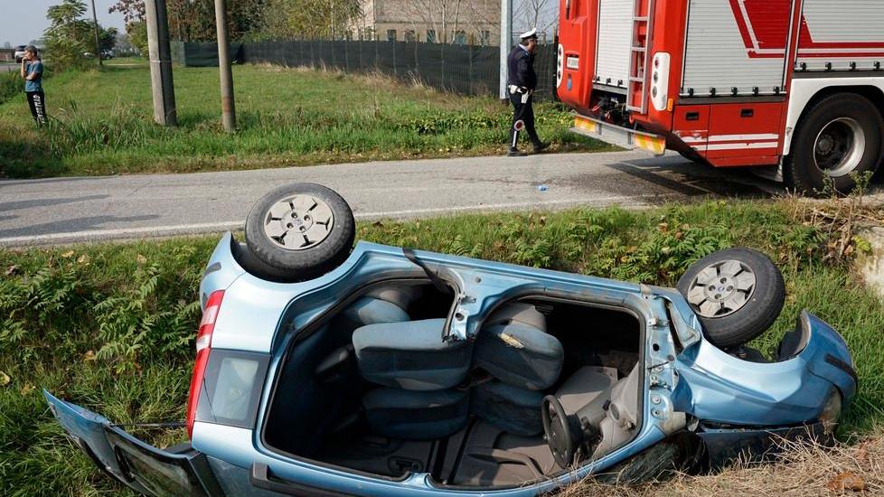 Con l’auto tirano dritto al bivio e finiscono nel fosso: due feriti