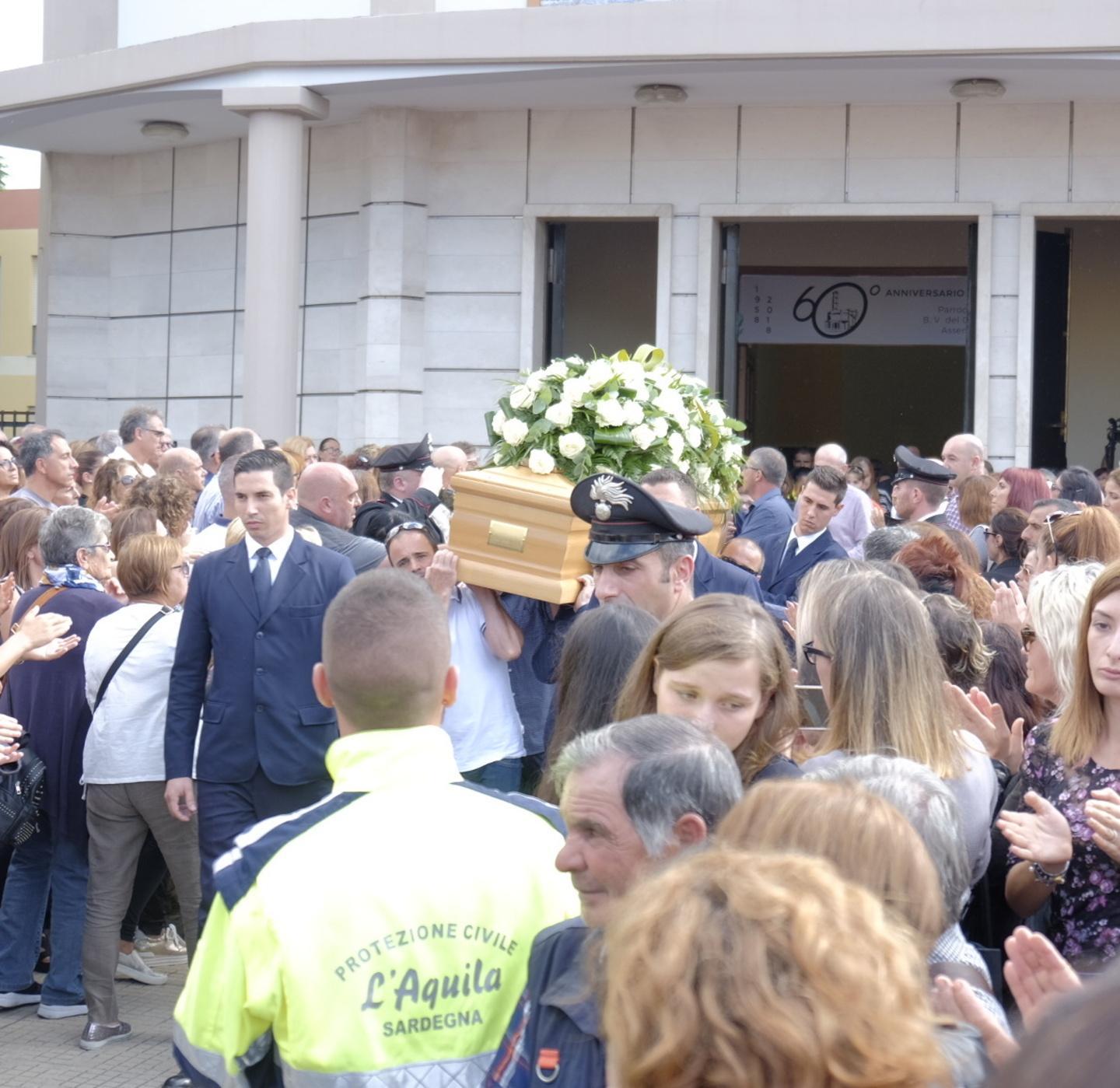 Corone di fiori e lacrime L’abbraccio di Assemini alla famiglia di Tamara 