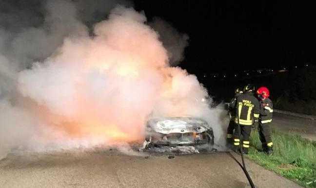 Bmw a fuoco, salva la proprietaria
