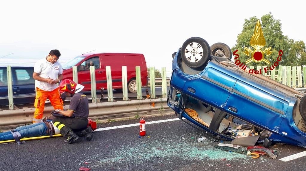 Auto si ribalta, traffico in tilt all'uscita di Cagliari