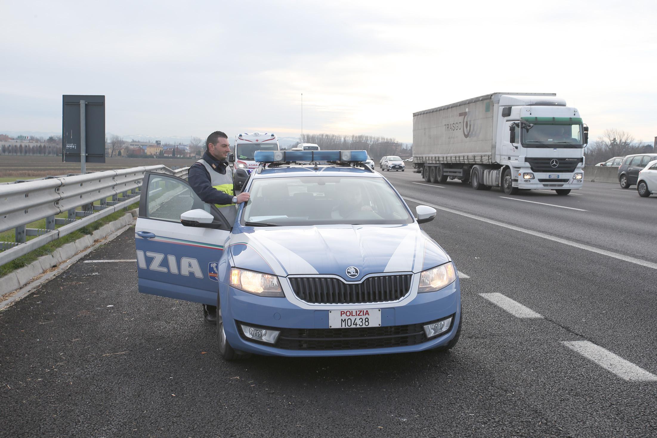 Una pattuglia della polizia stradale di Modena Nord in autostrada (foto d'archivio)