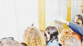 Studenti che guardano i tabelloni
