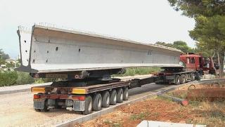 Una della travi in cemento armato per realizzare il ponte e le gru che serviranno per i lavori iniziati ieri notte