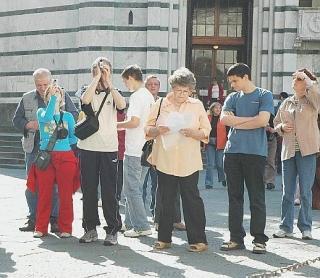 Turisti in piazza Duomo consultano una cartina