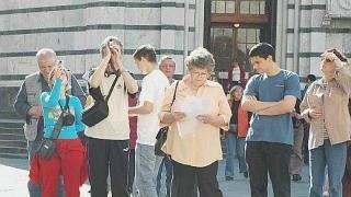 Turisti in piazza Duomo consultano una cartina