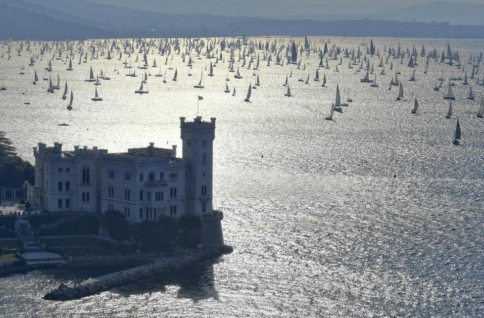 Spettacolo alla Barcolana In gara 2.689 imbarcazioni