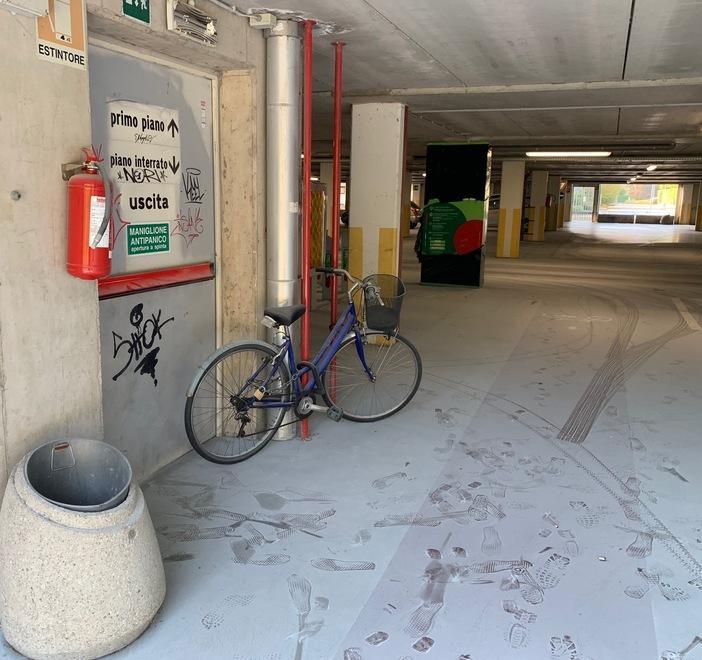 Vandali al Gasometro imbrattano il pavimento con un estintore 