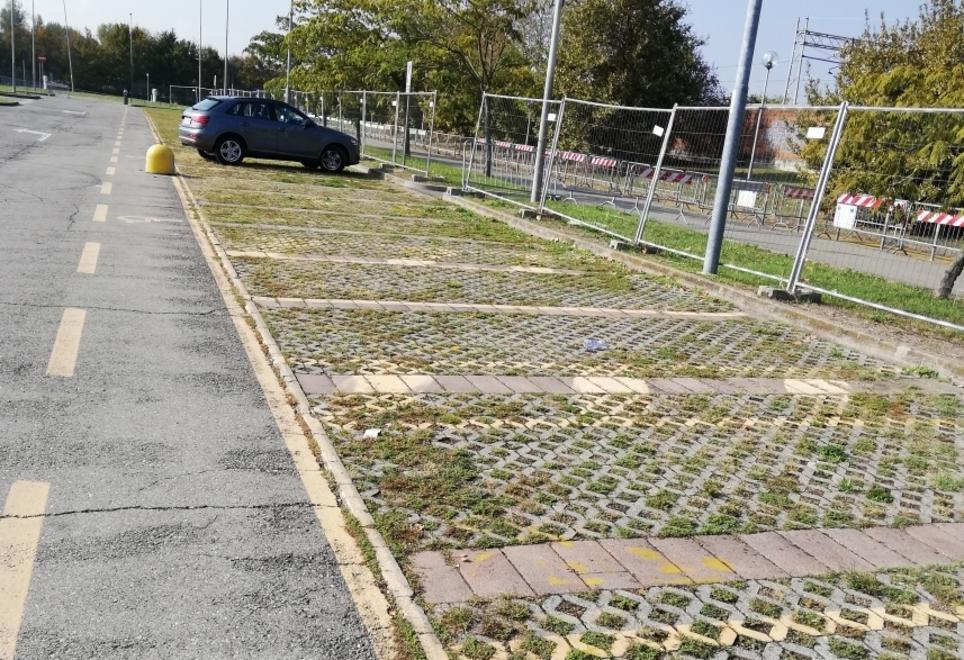 Gli stalli per disabili davanti al Mapei occupati e “invisibili”