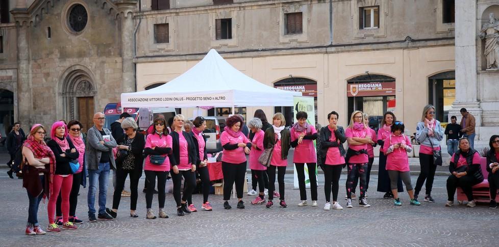 In piazza il “Pink Mob” a sostegno della ricerca e della prevenzione