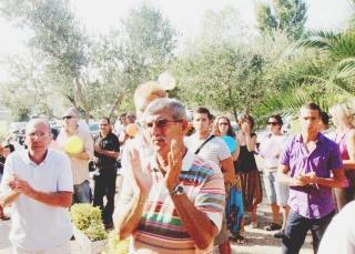 La folla (in primo piano Gino Baldi) applaude al passaggio del feretro
