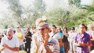 La folla (in primo piano Gino Baldi) applaude al passaggio del feretro