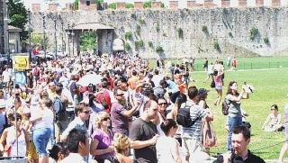 Turisti in piazza dei Miracoli