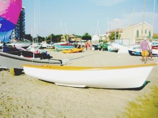 <strong>LA BARCA E LE RICERCHE</strong> Il natante recuperato davanti a Follonica e a destra uno dei mezzi che hanno pattugliato per ore il mare alla ricerca del probabile disperso