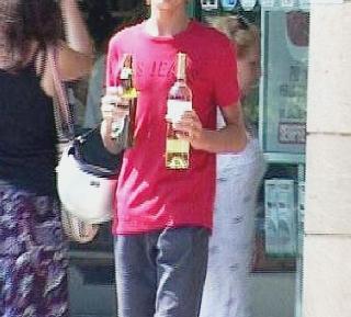<strong>SHOPPING ALCOLICO.</strong> Un ragazzino in tre ore ha acquistato 16 bottiglie