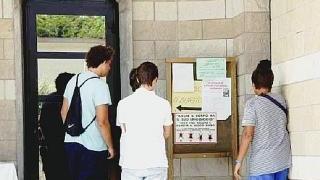 Il cartello davanti alla parrocchia