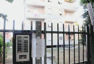 In via Europa, accanto ai campanelli, il cartello delle Poste