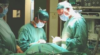 Medici in sala operatoria durante un intervento chirurgico