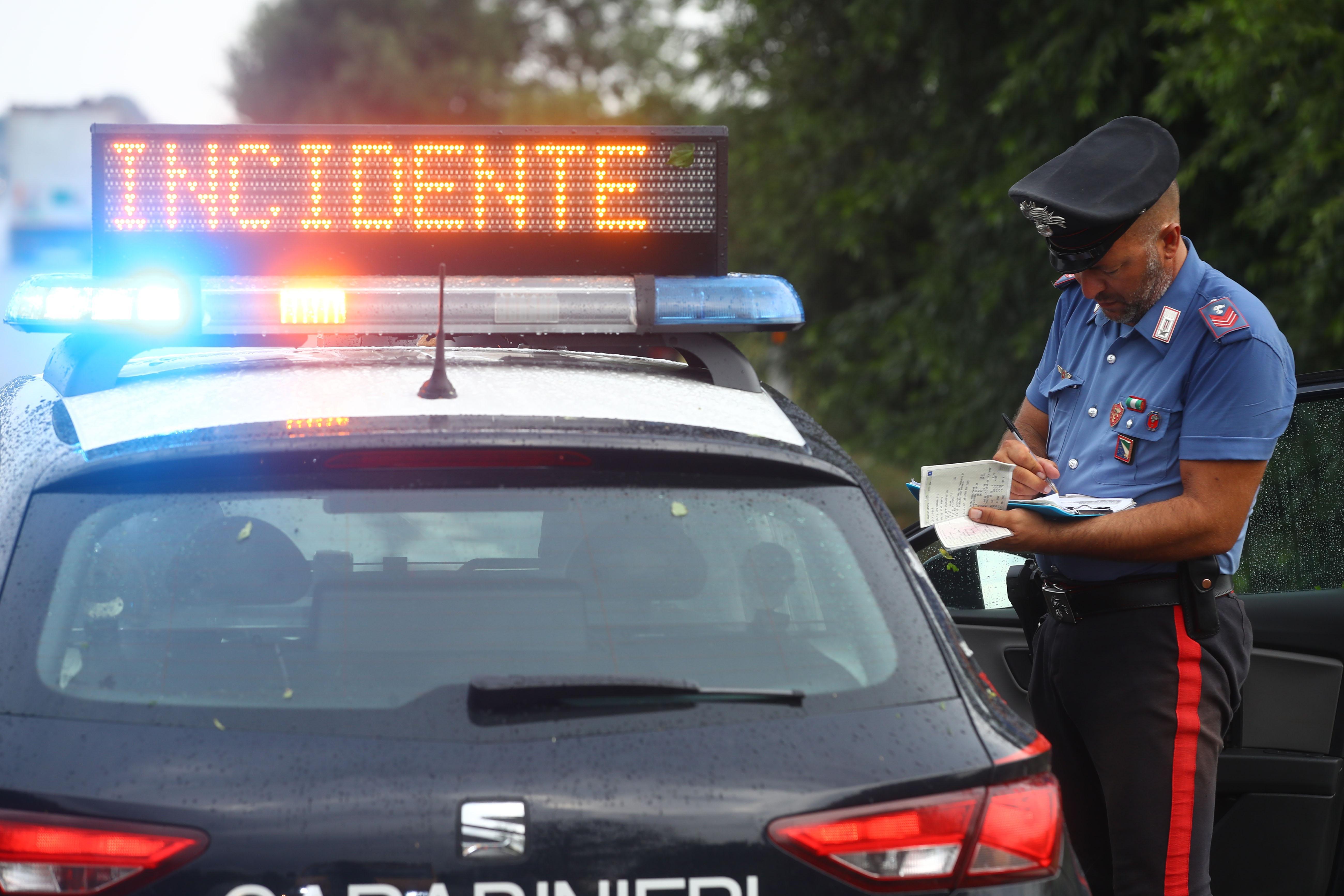 Con l'auto contro il cancello di una casa e un palo della luce