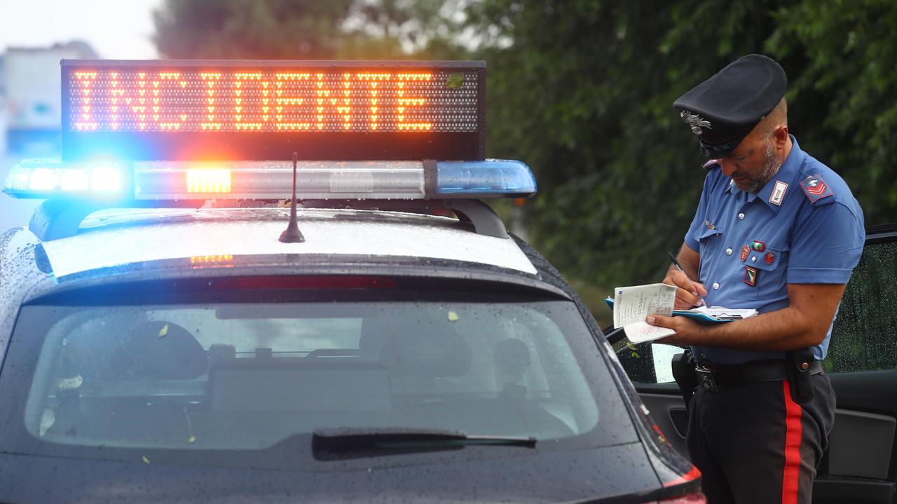 Con l'auto contro il cancello di una casa e un palo della luce
