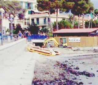 La ruspa in azione contro i liquami sul lungomare di Marina di Campo
