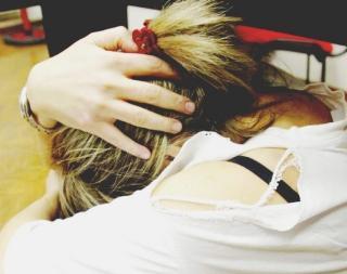 La fanno ubriacare e la stuprano