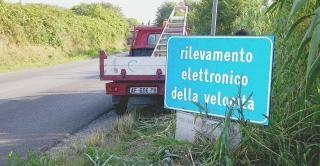 Il cartello riposizionato sul punto dove è stato abbattuto