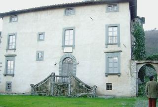 Da sinistra Villa Mansi a Catureglio (foto Piergiorgio Pieroni), Joseph Fiennes con la fidanzata, il cancello di villa Mansi e a fianco Ralph Fiennes con una signora di Borgo a Mozzano dove l’attore trascorre le vacanze