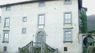 Da sinistra Villa Mansi a Catureglio (foto Piergiorgio Pieroni), Joseph Fiennes con la fidanzata, il cancello di villa Mansi e a fianco Ralph Fiennes con una signora di Borgo a Mozzano dove l’attore trascorre le vacanze