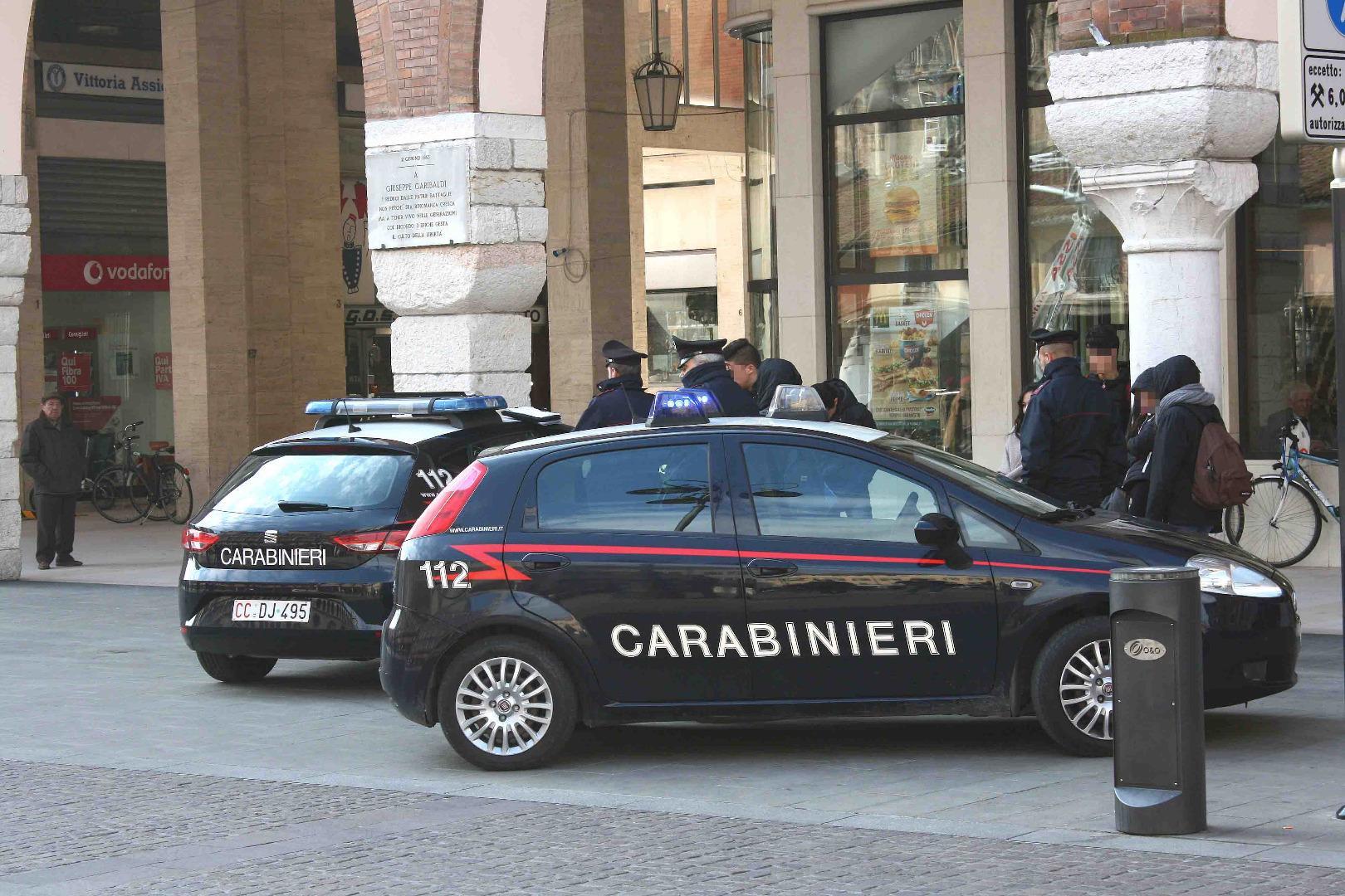 Un controllo dei carabinieri in piazza a Ferrara