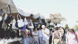 La gente a giro tra le bancarelle