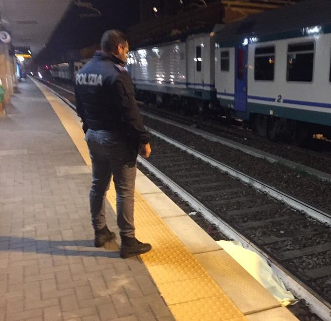 Ferrara, muore travolto da un treno merci in corsa 