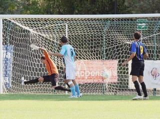 <strong>IL RISULTATO SI SBLOCCA. </strong>Dopo 4 minuti Lazzarini apre le marcature: ecco l’istantanea del gol