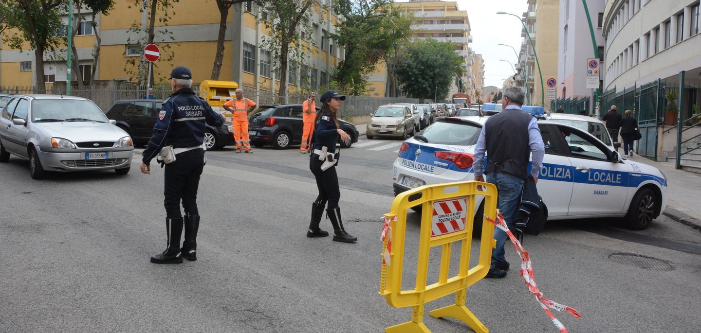 Sassari, demolizione del Palazzo Rosso: la ruspa arriva su quattro Tir 