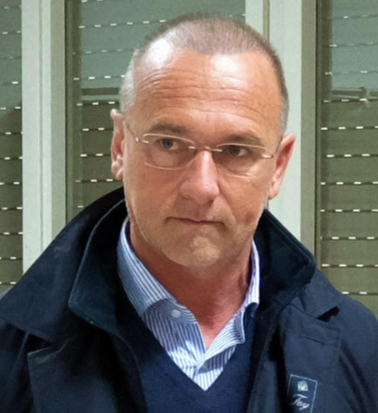 Gli anti Cappellacci: ci porta nel baratro La sua replica: sono una minoranza